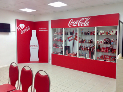 Оформление витрины для компании «Coca-Cola»